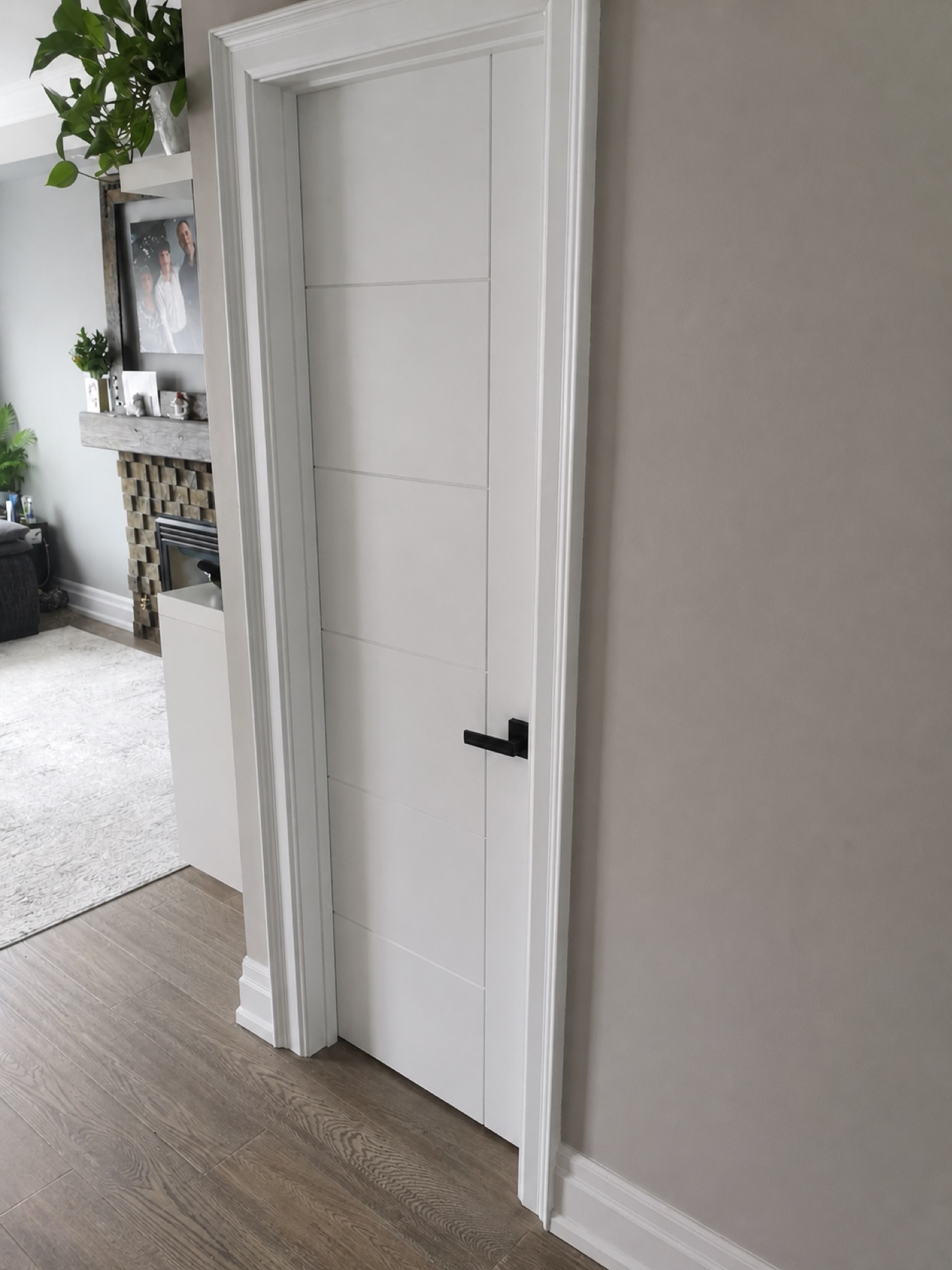 White shaker interior door with a clean casing