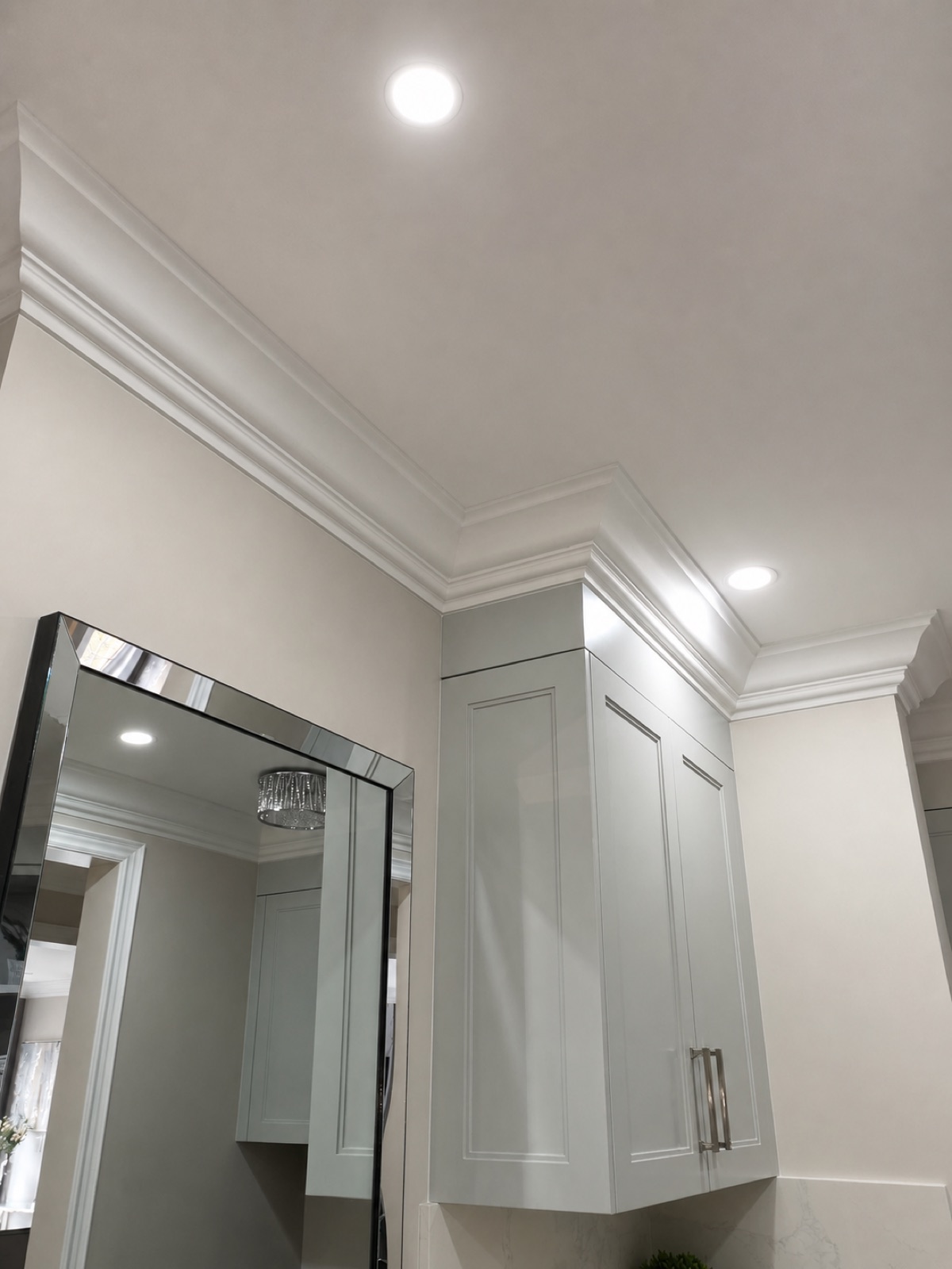 Crown moulding detail along the ceiling and cabinetry